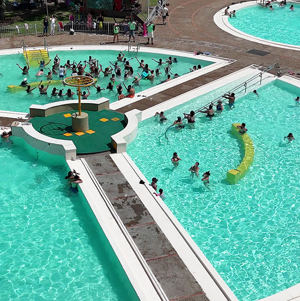 Piscinas termais cheias de banhistas nas Termas de Guaviyú