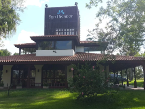 Edifício principal com telhado de telhas e letreiro San Nicanor nas Termas de San Nicanor