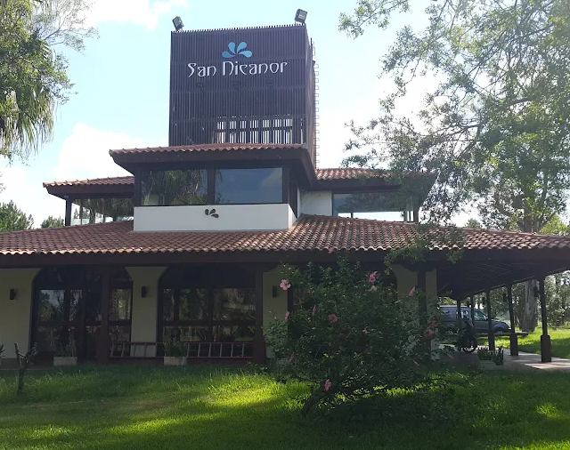Edifício principal com telhado de telhas e letreiro San Nicanor nas Termas de San Nicanor