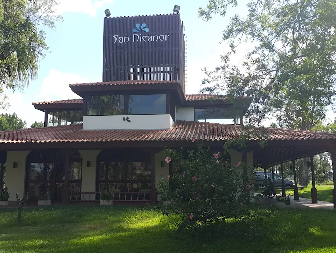 Edifício principal com telhado de telhas e letreiro San Nicanor nas Termas de San Nicanor
