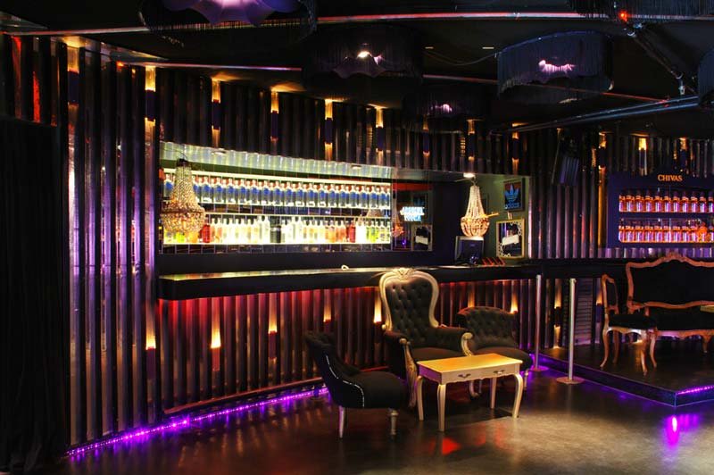 bar ao fundo com diversas bebidas