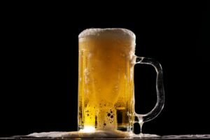 copo de chopp com o fundo preto