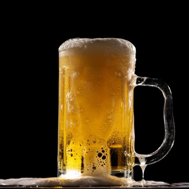 copo de chopp com o fundo preto