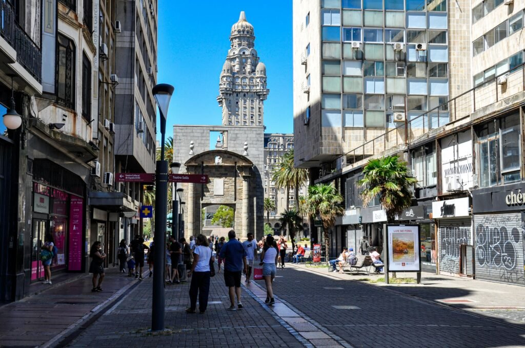 região com vários prédios e pessoas casino no Montevideo Shopping