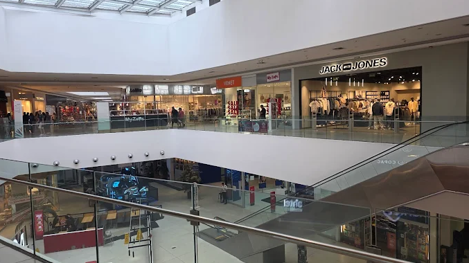 Interior do Costa Urbana Shopping com lojas distribuídas em dois pisos