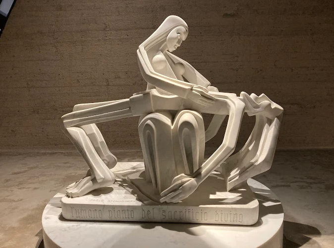 Escultura de mármore branco de figura humana em exposição no Parque das Esculturas