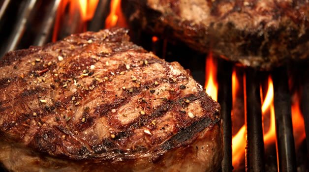 Corte de carne bovina grelhado na brasa com marcas de grelha no La Vaca Parrilla