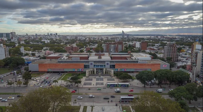 Vista aérea do shopping e terminal Tres Cruces com a cidade de Montevideo ao fundo