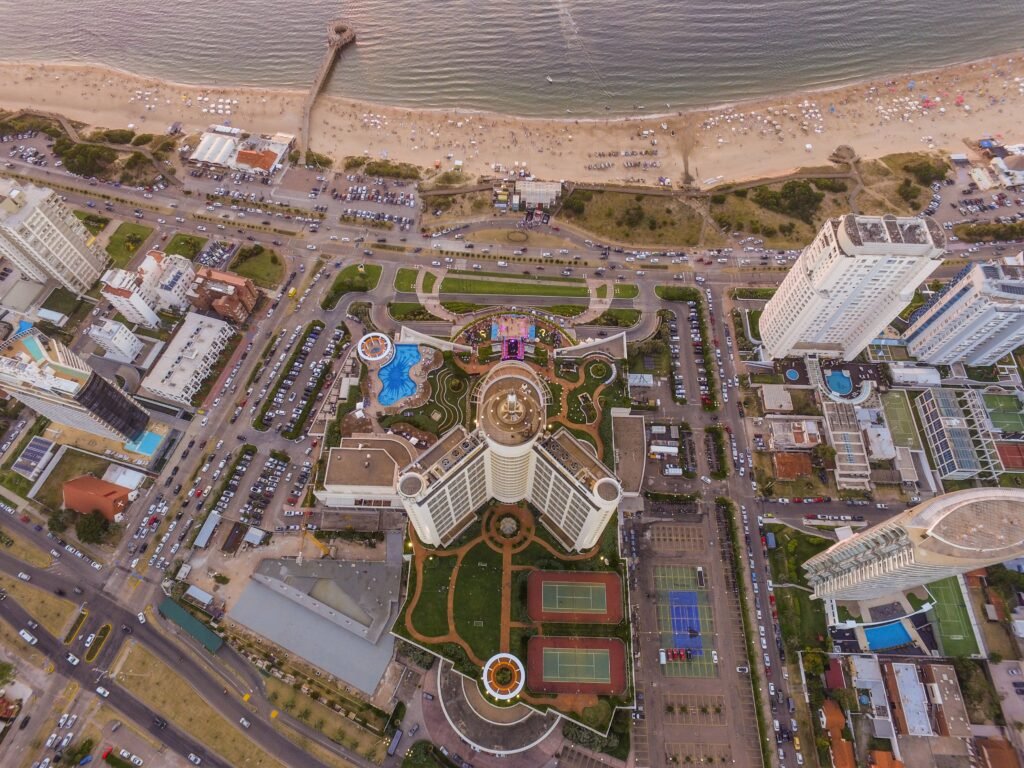 vista panorâmica da grande cidade com o mar ao fundo