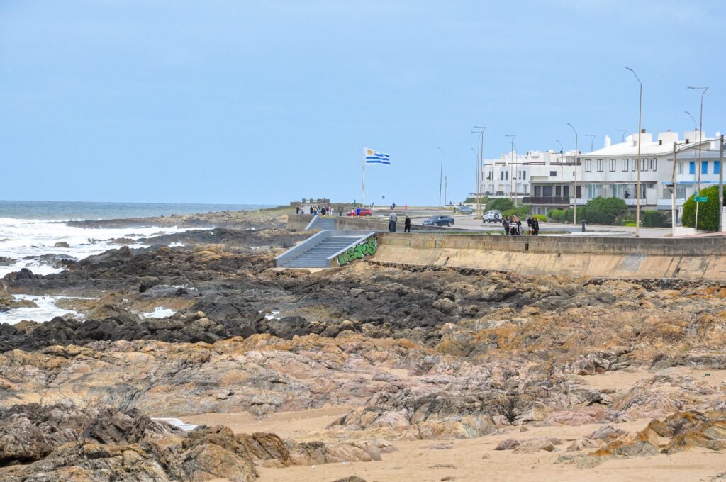areia, mar, céu azul e construções