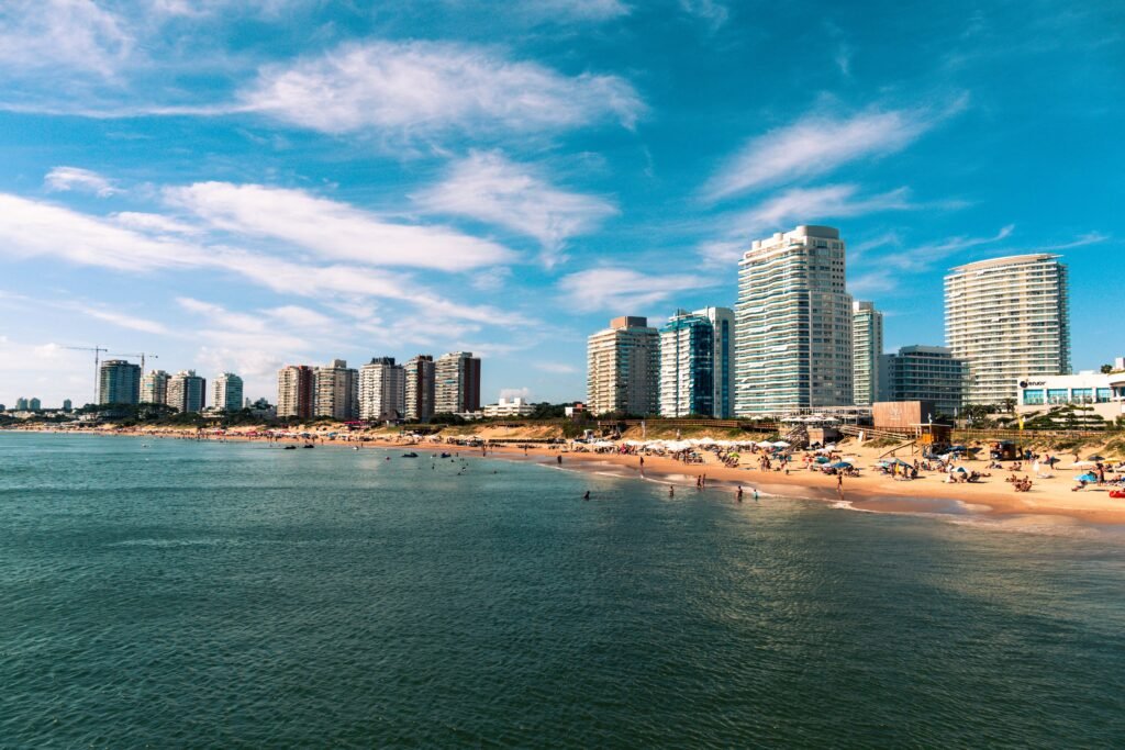 vista do mar com a cidade ao fundo e o céu azul