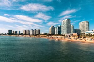 vista do mar com a cidade ao fundo e o céu azul