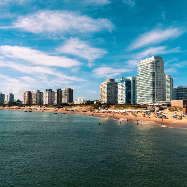 vista do mar com a cidade ao fundo e o céu azul