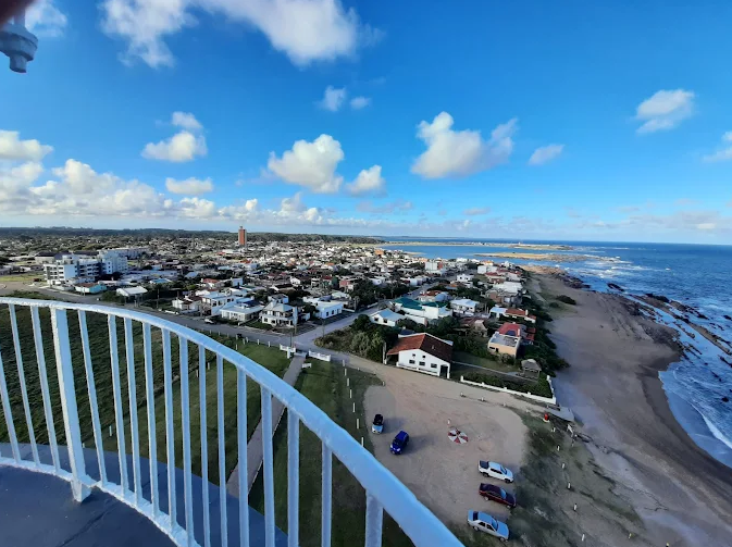Vista panorâmica da cidade e do litoral do alto do Farol de La Paloma
