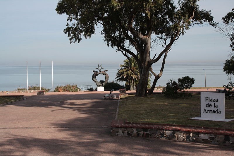 Praia de Punta Gorda com escultura na Plaza de la Armada e vista para o Rio da Prata