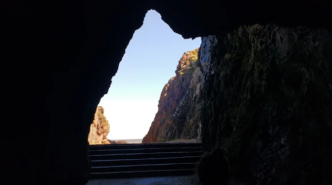 Vista do interior de uma das cavernas de Las Grutas com escadaria para a praia