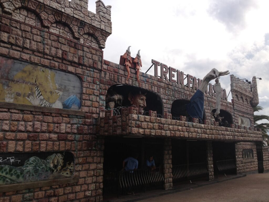 Fachada do trem fantasma em estilo castelo no parque de diversões do Parque Rodó