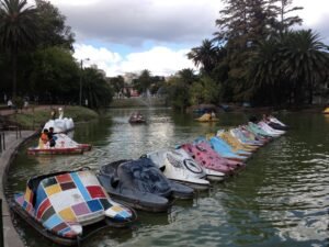 Pedalinhos coloridos pintados à mão enfileirados no lago do Parque Rodó