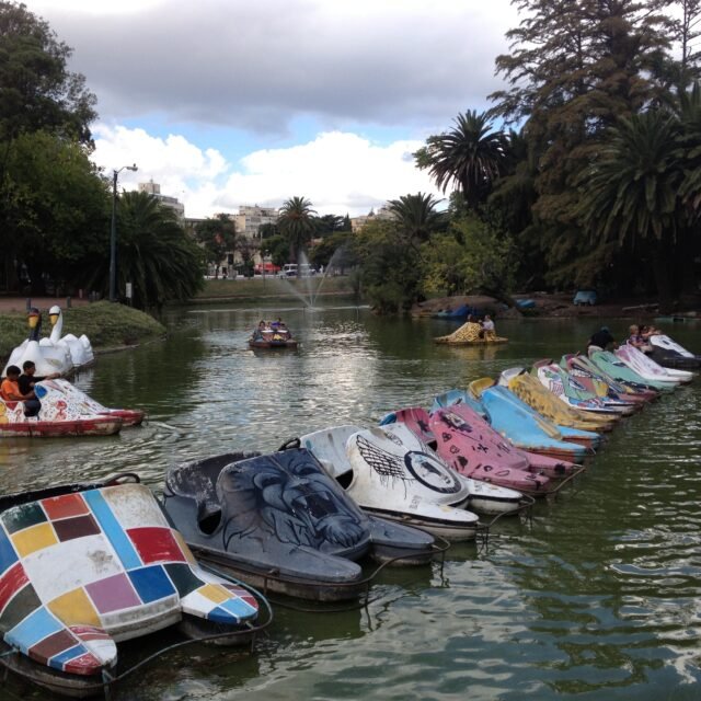 Pedalinhos coloridos pintados à mão enfileirados no lago do Parque Rodó