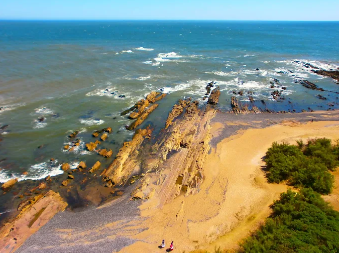 Costa rochosa e mar aberto em uma das praias de La Paloma vista do alto