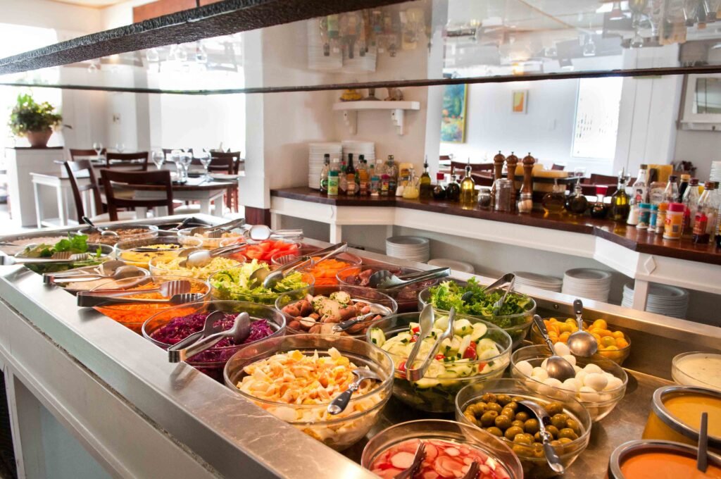 Buffet de saladas e entradas frias do La Vaca Parrilla com ampla variedade de opções frescas