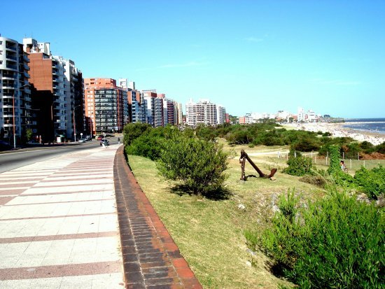 Calçadão e prédios da orla da Praia de Malvín com âncora decorativa em Montevideo