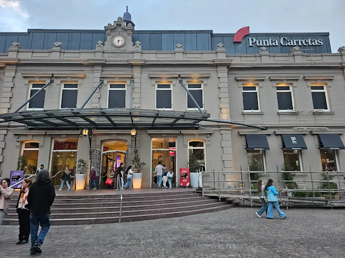 Fachada histórica com relógio na entrada do Punta Carretas Shopping ao entardecer