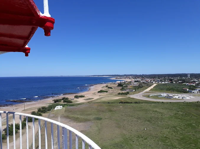 Vista da costa e da praia a partir da sacada vermelha do Farol de La Paloma
