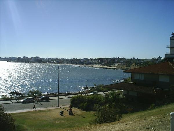 Vista da Praia de Punta Gorda com a orla de Montevideo ao fundo em dia ensolarado