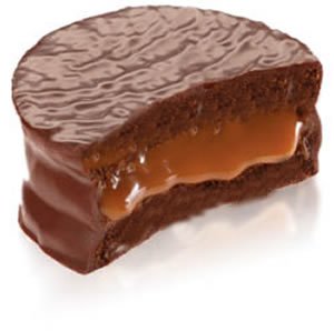 Doce de caramelo coberto com chocolate, com uma mordida que revela o recheio de caramelo cremoso.
