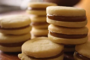 Alfajores empilhados com recheio de doce de leite entre duas massas macias