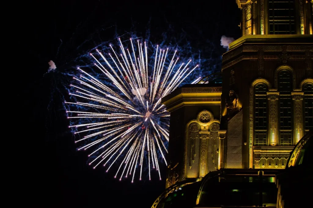 Fogos de artifício iluminando o céu da cidade na virada do ano