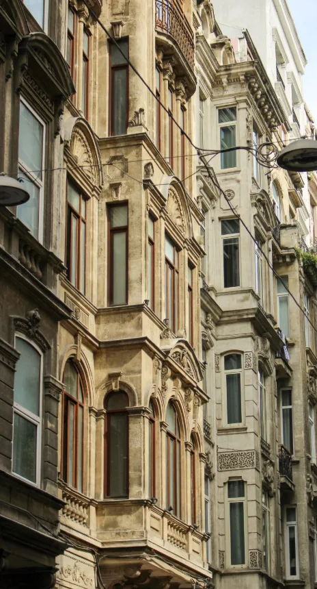 Arco classico em pedra clara, detalhe de arquitetura historica