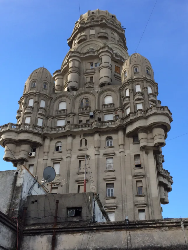 Detalhe da fachada do Palacio Salvo, com sacadas e ornamentos em pedra