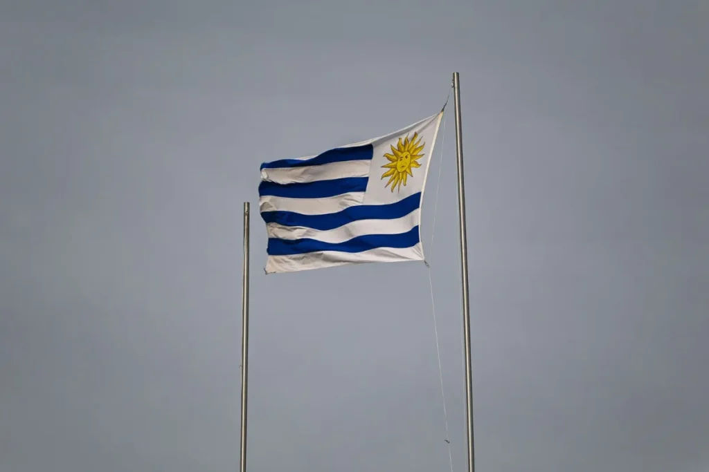 Bandeira do Uruguai hasteada no mastro contra o ceu