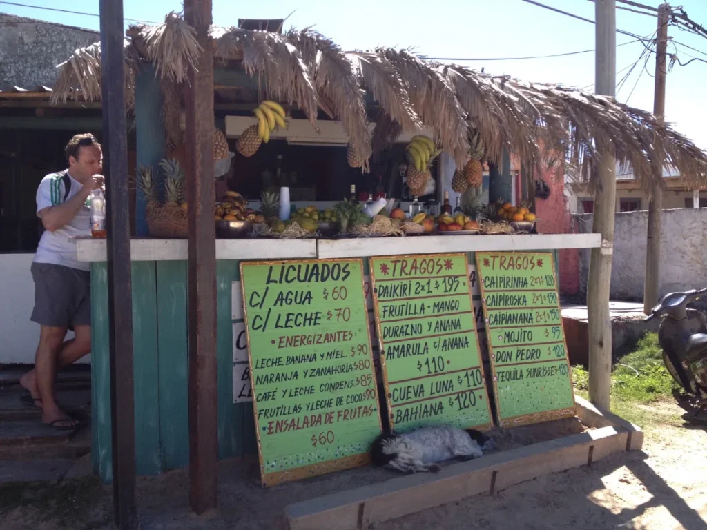 Quiosque de praia com cardapio escrito a mao em Cabo Polonio, onde se paga em dinheiro