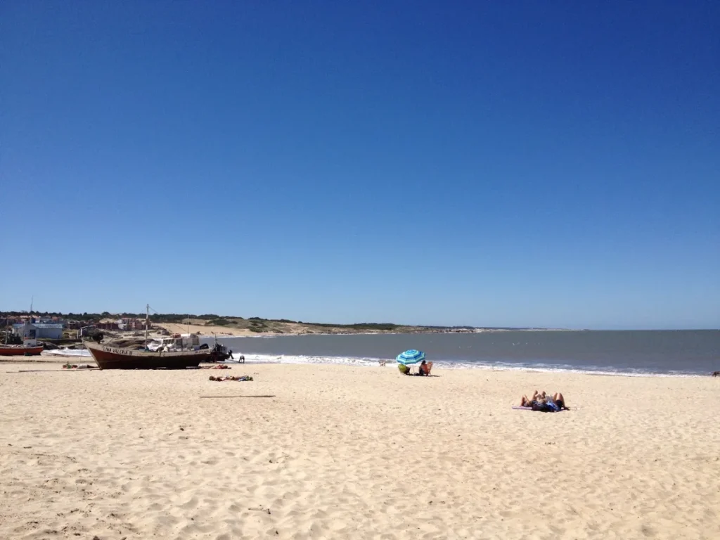 Praia larga e quase deserta em Cabo Polonio, area mais tranquila do vilarejo