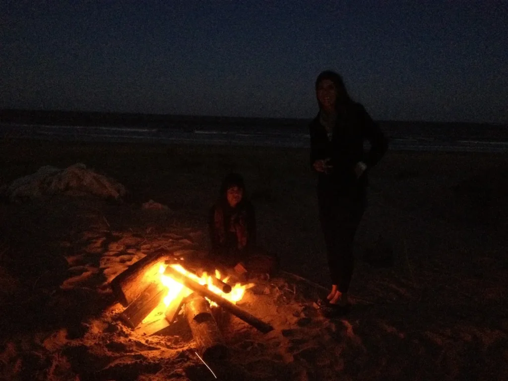 Fogueira na praia a noite em Cabo Polonio, vilarejo sem rede de energia eletrica