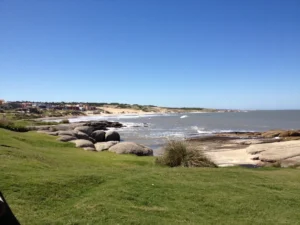 Vista da vila de Cabo Polonio, no Uruguai, entre o campo e o mar