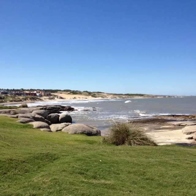 Vista da vila de Cabo Polonio, no Uruguai, entre o campo e o mar