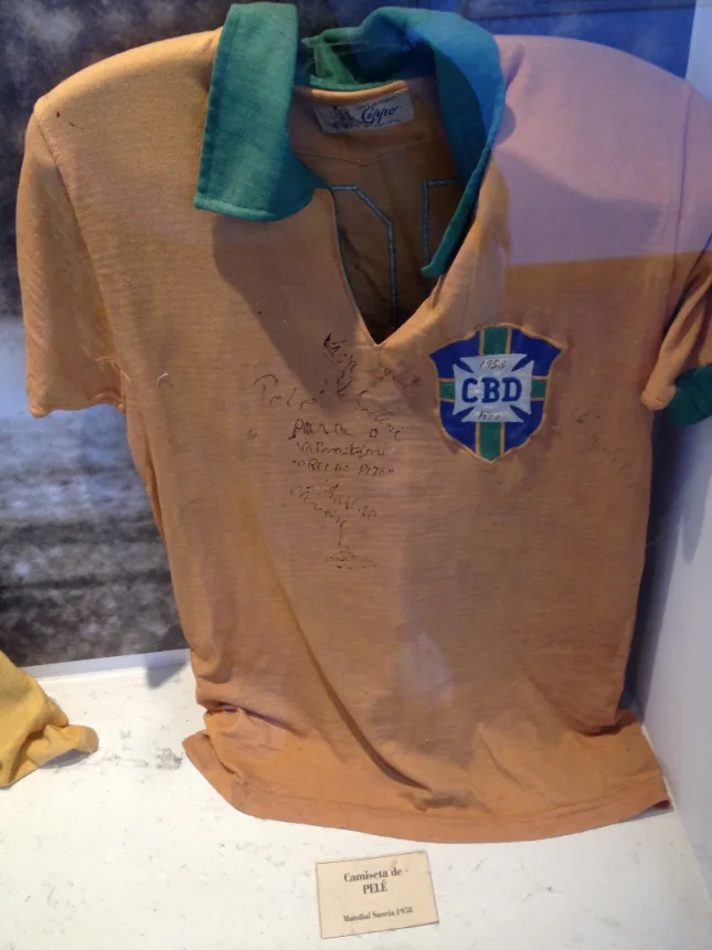 Camisa antiga da selecao brasileira autografada, exposta em vitrine do museu