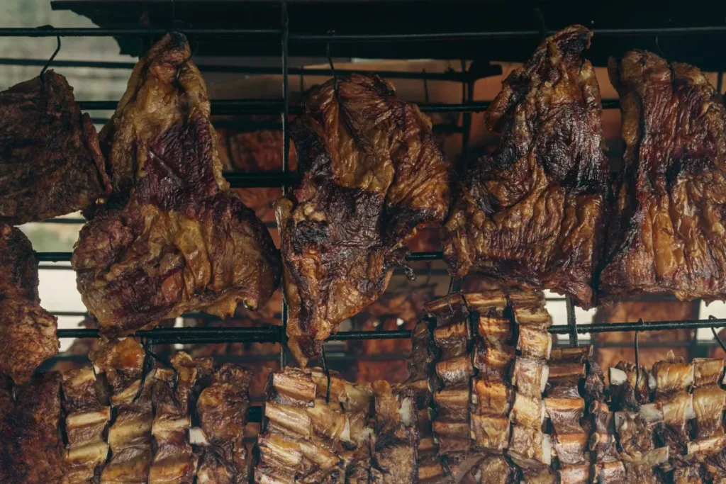 Cortes de carne assando lentamente na grelha de uma parrilla