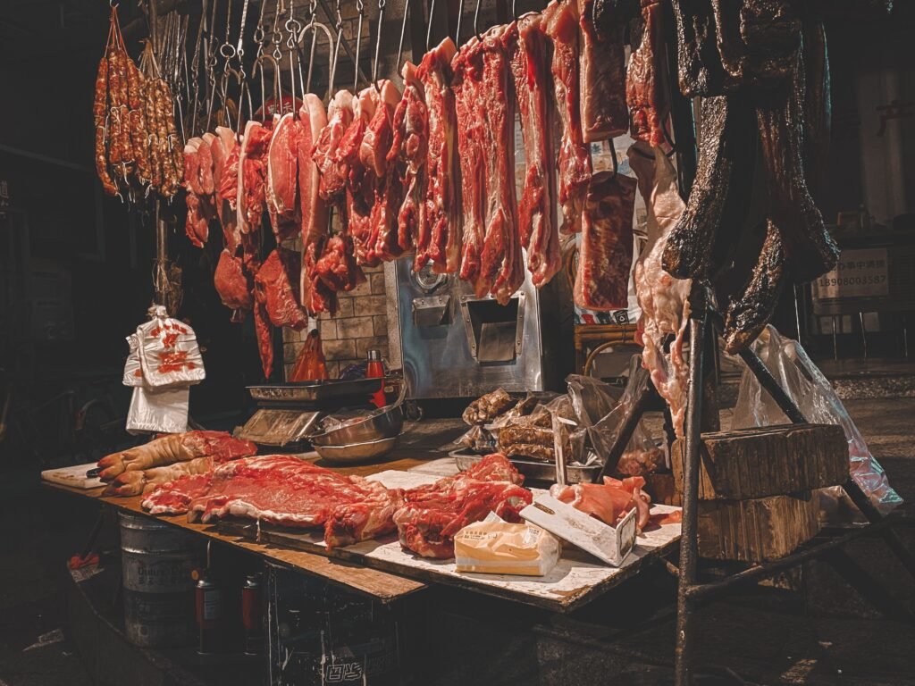 várias carnes dispostas para venda