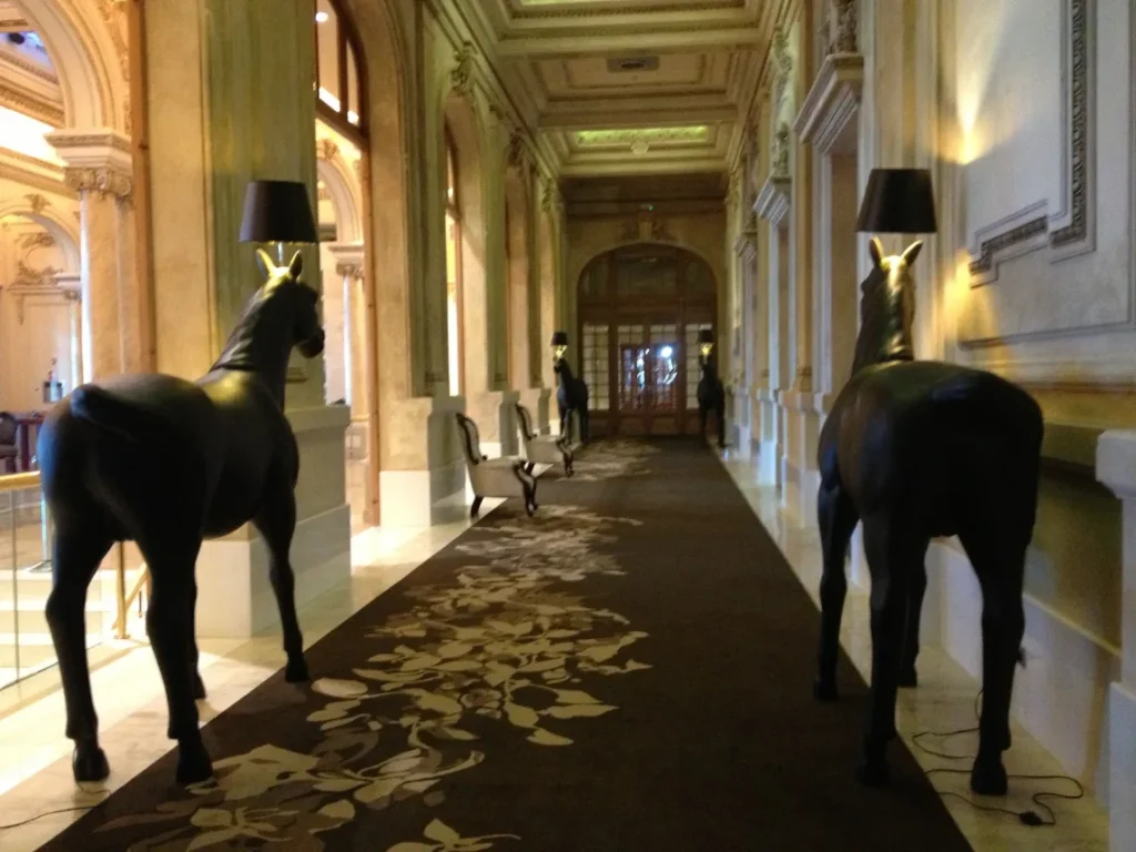 Corredor decorado do Hotel Casino Carrasco, com esculturas de cavalos em tamanho real