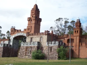 Fachada do Castillo Pittamiglio, com suas torres e detalhes de pedra