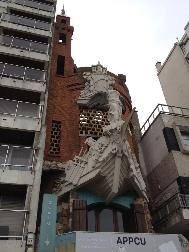 Fachada do Castillo Pittamiglio em Montevideo, com a escultura alada sobre a entrada