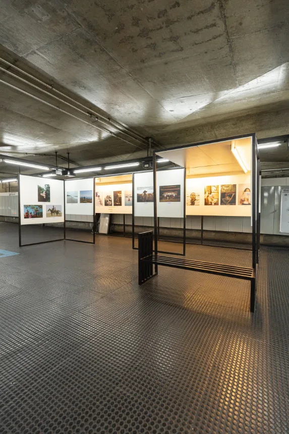 Sala de exposicoes subterranea com paineis de fotografias