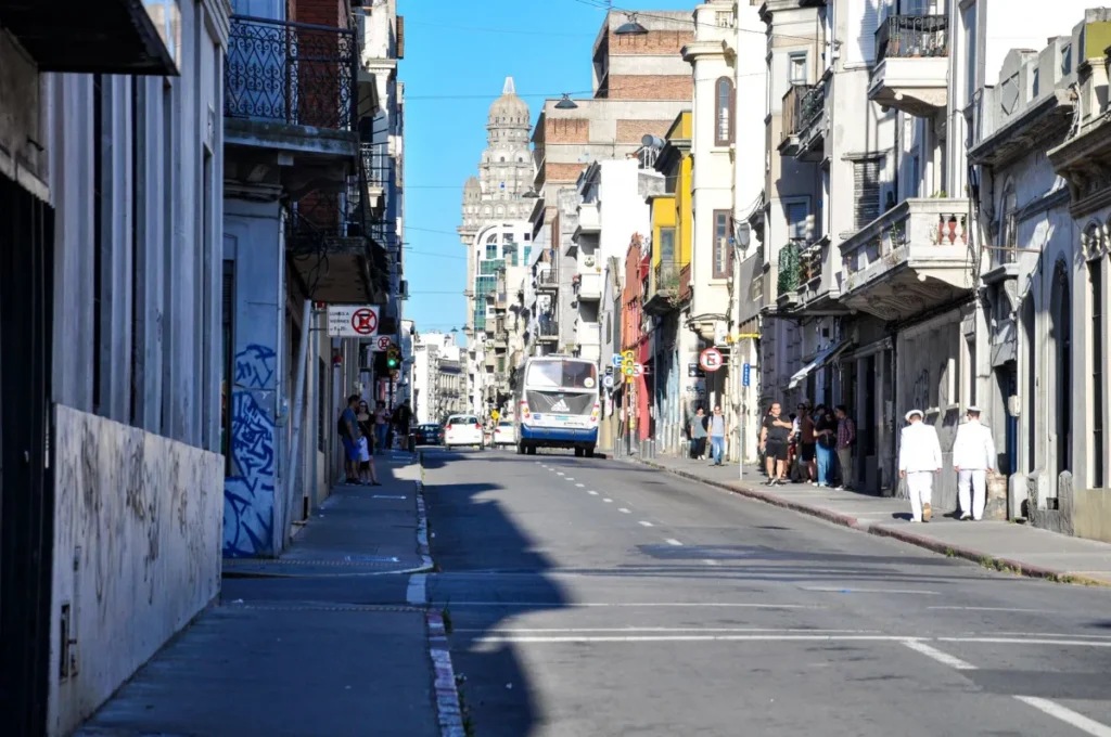Rua do centro de Montevideo com o Palacio Salvo ao fundo