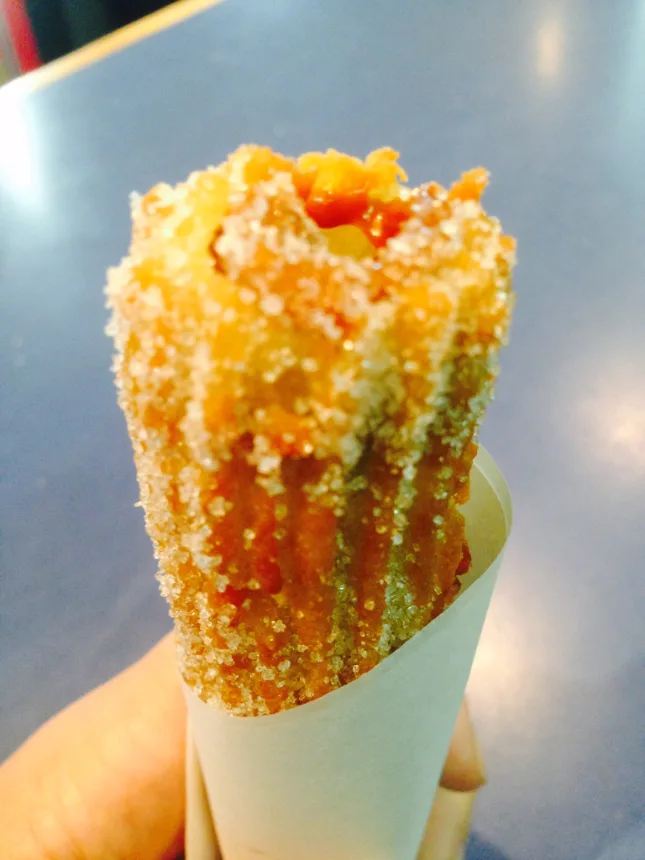 Churro uruguaio polvilhado com acucar e recheado ate a borda