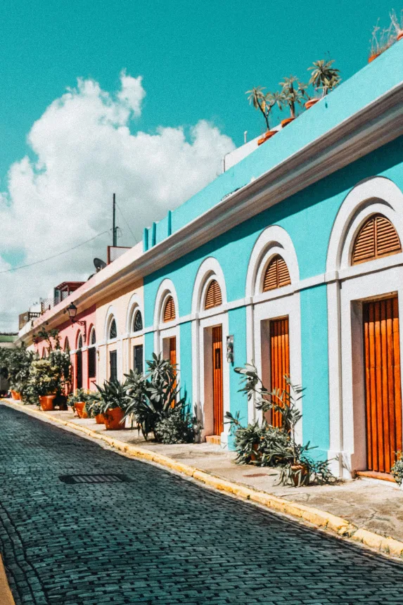 Casario colonial de fachadas coloridas em rua histórica